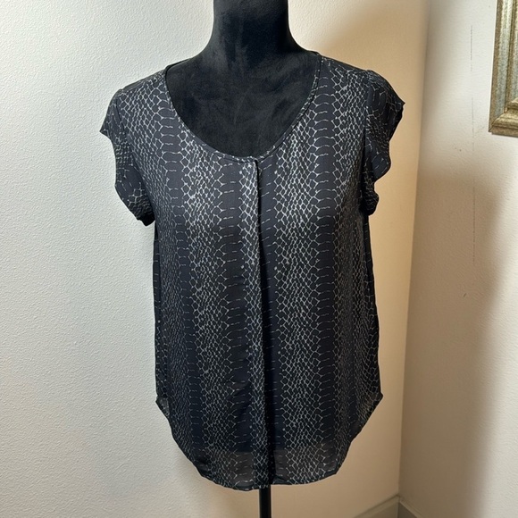 Joie 100% Silk animal print black gray round cap sleeves buttoned down top - Picture 1 of 5
